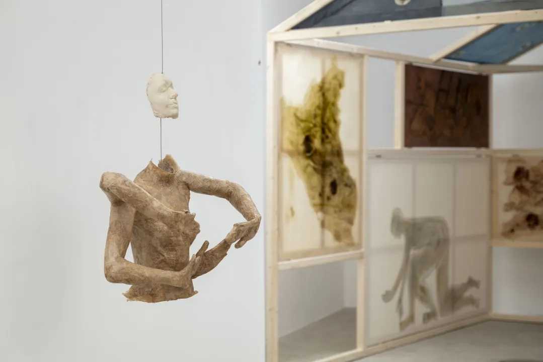 VARIOUS OTHERS – Contemporary Art Munich - Anousha Payne, Amma, in motion, 2026, stoneware ceramic, paper, glue, bronze, wire, 90 × 50 × 40 cm, photo Sebastian Kissel